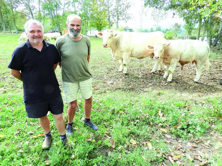 Michel Boileau, président du GIE Charolais Leader aux côtés de Roland Garde qui se souvient : « au départ du GIE, le berceau de la race nous a pris pour des marginaux. Ensuite nous avons été craints et aujourd’hui on est reconnus et respectés ».