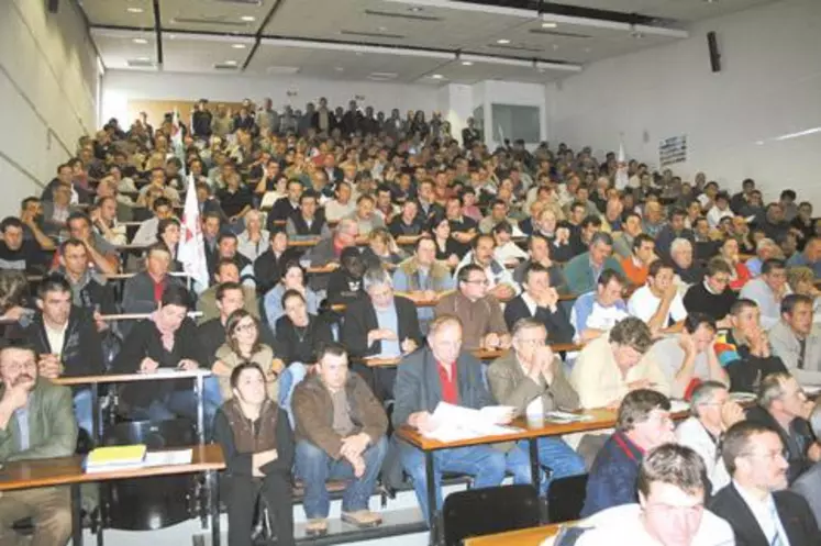 600 personnes, pas un seul siège vide à l’horizon. La mobilisation est à la mesure des attentes des éleveurs, immense.