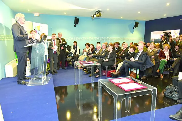Les sept partenaires fondateurs du LIT grandes cultures en Auvergne ont concrétisé leur collaboration en présence du ministre de l’Agriculture, Stéphane le Foll, au Salon de l’agriculture.