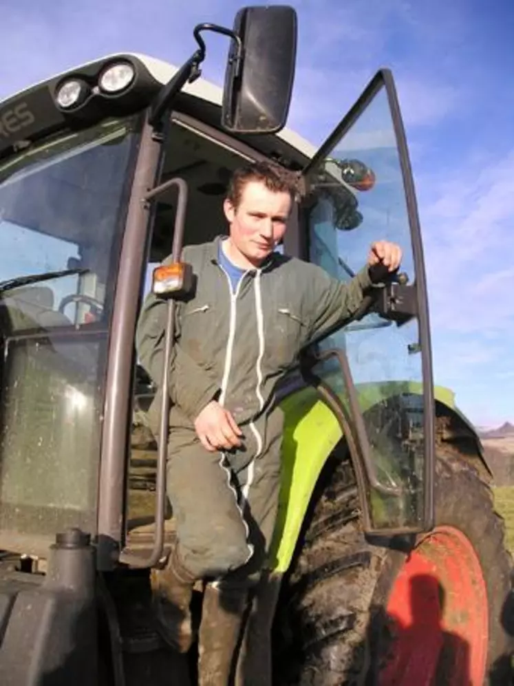 Depuis  un an, Nicolas est salarié agricole sur quatre exploitations. Cette formule lui assure un plein temps et rassure ses employeurs.