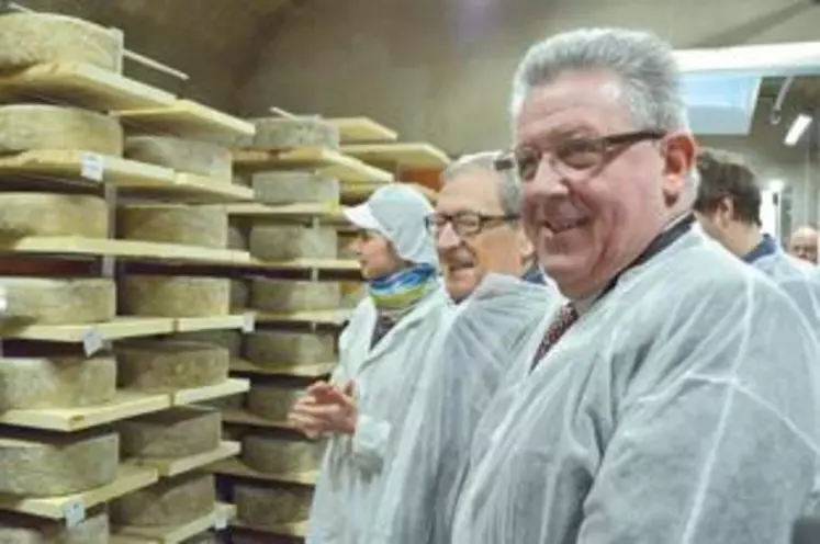 Jean-Yves Gouttebel, Réné Souchon, Alain Mercier (premier plan sur la photo de droite) et Franck Battut (à gauche sur la photo de droite) ont inauguré la cave d’affinage collective la Fourmontoise construite à Perpezat.