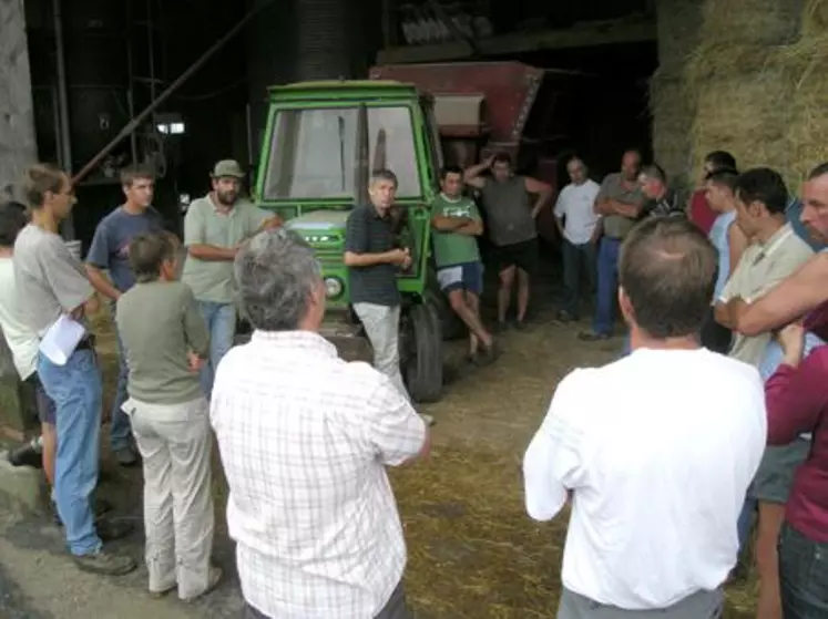 David Chauve, éleveur laitier à Ambert, a ouvert son exploitation pour un tête-à-tête à bâtons rompus entre Didier Thuaire et les producteurs de lait.