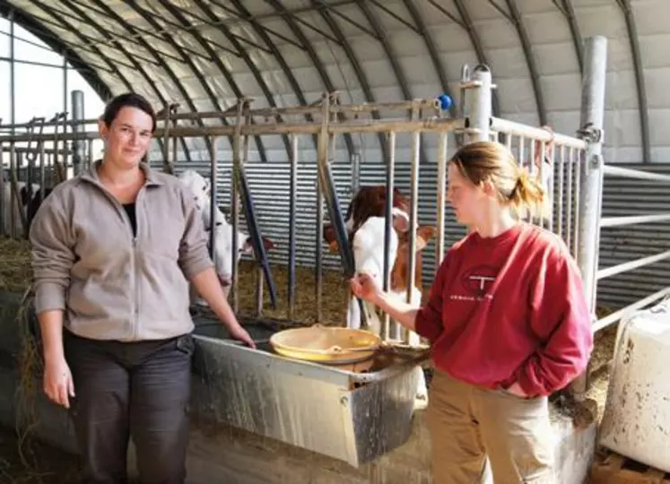Anne Bapt et Pauline Brendani, éleveur. « Il faut toujours prévoir une aération – sans courant d’air- du bâtiment des veaux. Même s’il fait très froid, il faut un minimum de ventilation » dit Anne Bapt.