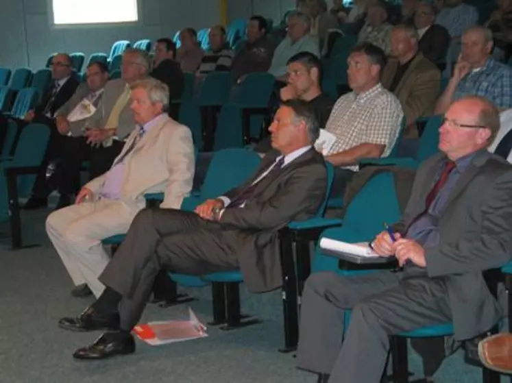 Jean-Claude Delsuc présidait mardi l’assemblée générale du Syndicat betteravier des Limagnes en présence d’Alain Jeanroy, directeur de la CGB et d’Eric Laine, président (de gauche à droite sur la photo).