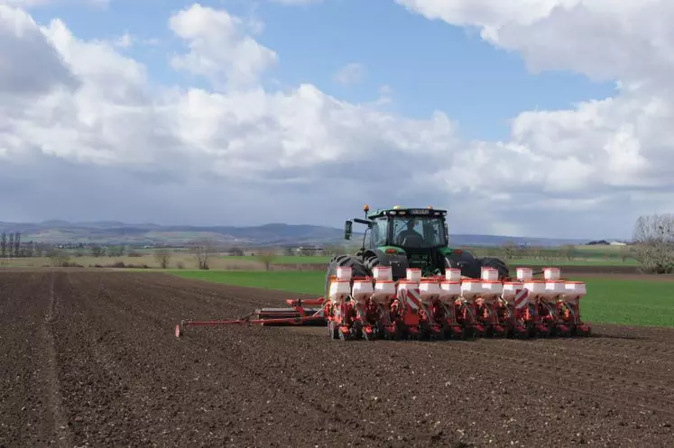 Le 13 mars, au volant de son tracteur, Benoît Jaffeux poursuit le semis des betteraves dans des conditions séchantes malgré quelques giboulées.