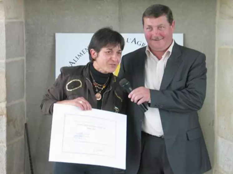 Jacques Chazalet remet le prix d’argent catégorie Boudes 2009 Rosé à l’Earl Charmensat.