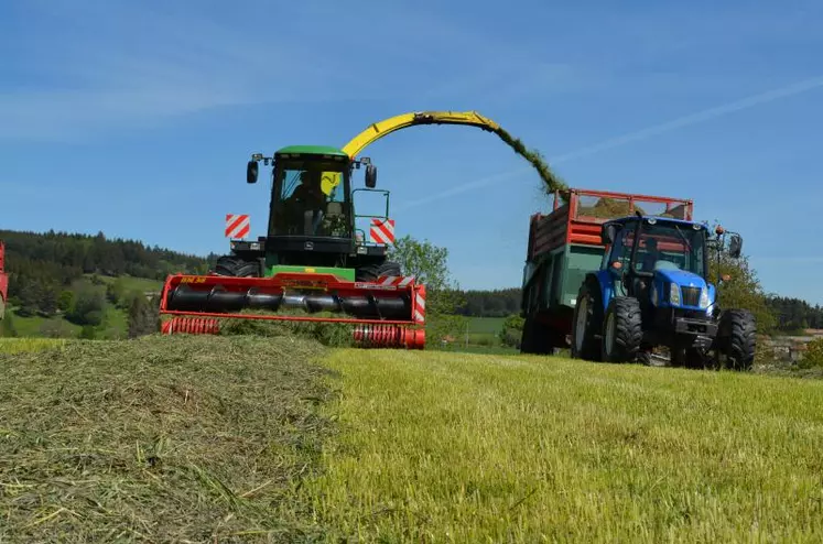 La crise sanitaire oblige les agriculteurs à réorganiser les chantiers d’ensilage où la distanciation sociale est parfois difficile à appliquer.