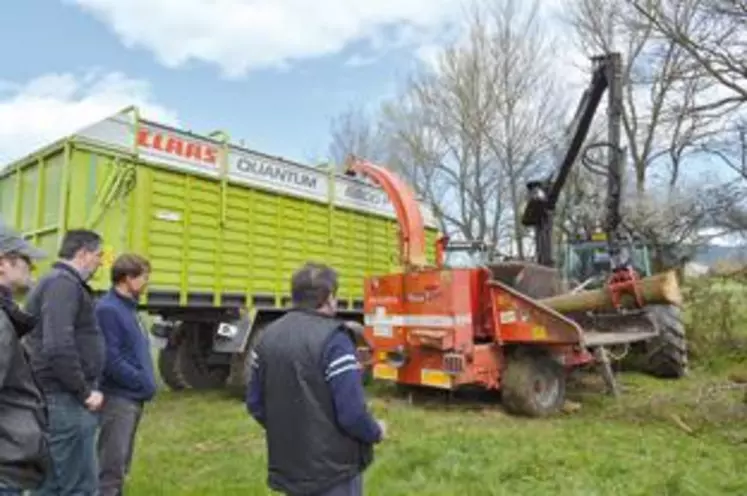 Lors de la journée Cuma à Arlanc, la Cuma des Deux Rochers a réalisé une démonstration avec son matériel pour témoigner de la rapidité et de l’efficacité de travail.