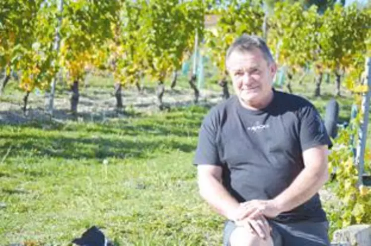 Jean-Pierre Pradier, du haut de ses soixante années passées dans les vignes, prend sa retraite et cède son exploitation.