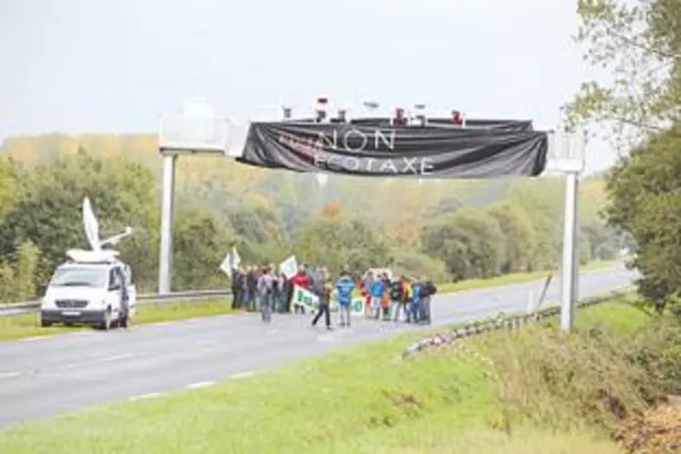 Portique bâché sur une route normande, dans le cadre des manifestations contre la mise en place de l’écotaxe.