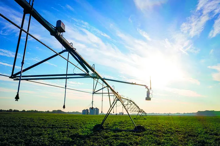 Les agriculteurs investissent dans le matériel économe en eau.