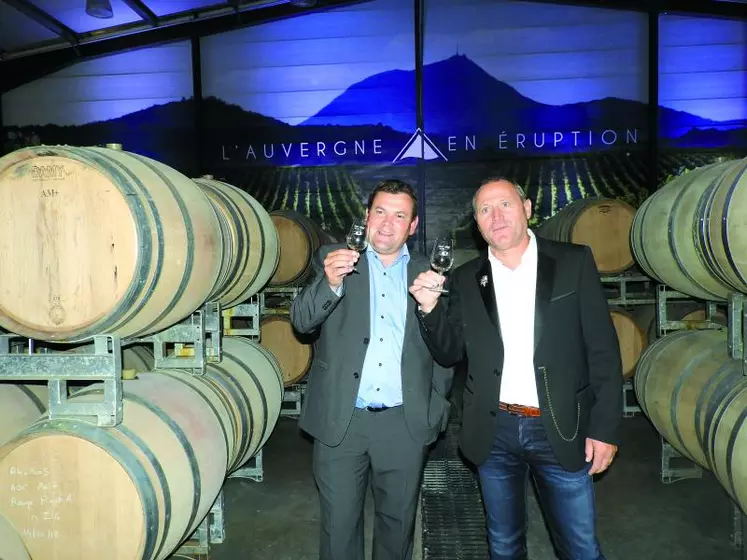 Sous leur nouvelle base line « L'Auvergne en éruption », Sébastien Vidal et Pierre Desprat ont dévoilé, le 6 septembre dernier à Veyre-Monton, le nouveau chai à barriques où
s'élèveront désormais les différentes gammes de vin de la cave.