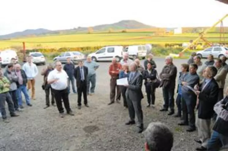 A l’appel de la Fnsea et JA 63, une soixantaine d’agriculteurs accompagnait la visite du Préfet, Michel Fuzeau, sur l’exploitation de Bruno Guegen.
