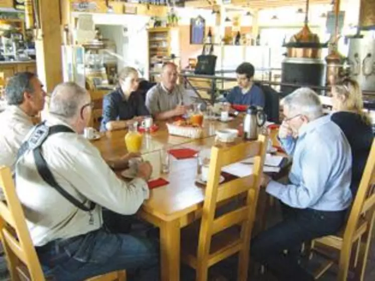 Un an après le blocage de Clermont, les responsables FNSEA 63 et JA 63 invitent les médias à un café-conférence pour expliquer la situation actuelle de l'agriculture.