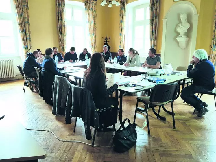 Une dizaine de JA a suivi cette formation organisée, dans une salle de Sauxillanges, par les JA d'Issoire en collaboration avec la structure Solu'Nature et Proxiel.