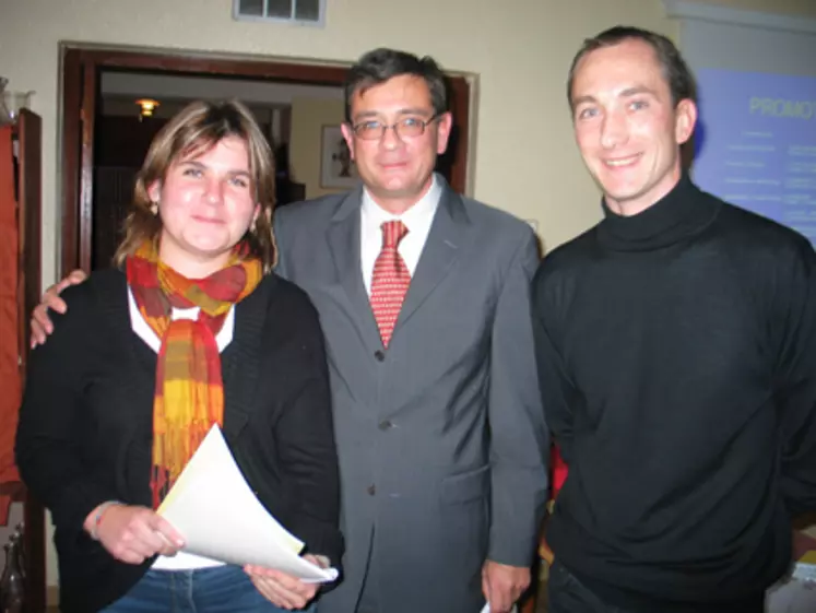 Rodolphe Caillon (à droite) directeur de l’Ifria et Pierre Etchegoyen, fondateur du cabinet PE Développement Commercial, partenaire de la formation, ont remis le Certificat de qualification professionnelle à Alexandrine Moreau