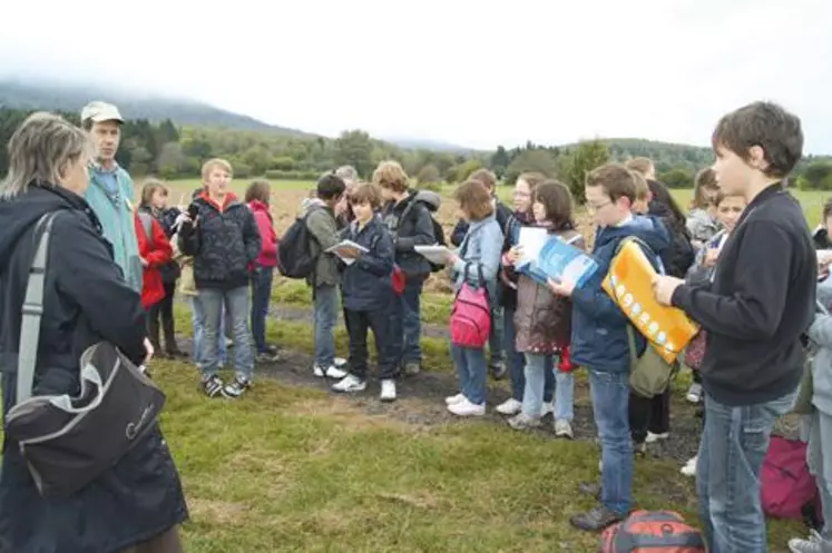 Dehors, au pied du puy-de-Dôme, découverte des pâturages. On écoute et on prend des notes.