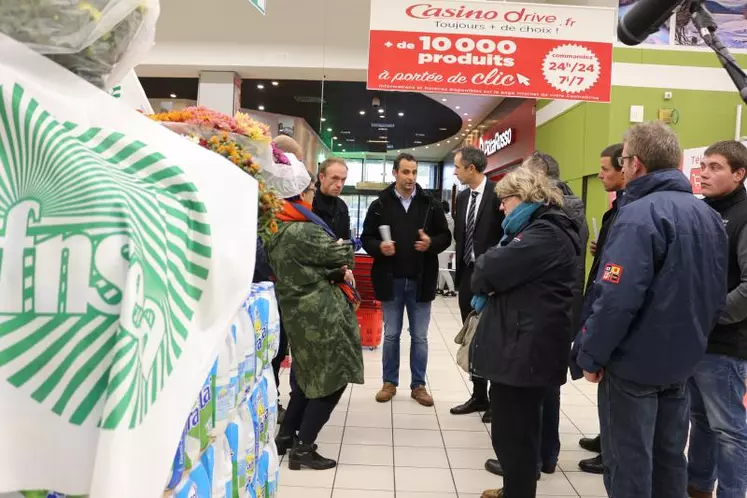 La délégation est venue porter des chrysanthèmes dans le rayon des produits laitiers. Le lait premier prix, vendu à 0,73 cts € le litre, peut-il rémunérer tous les acteurs ?