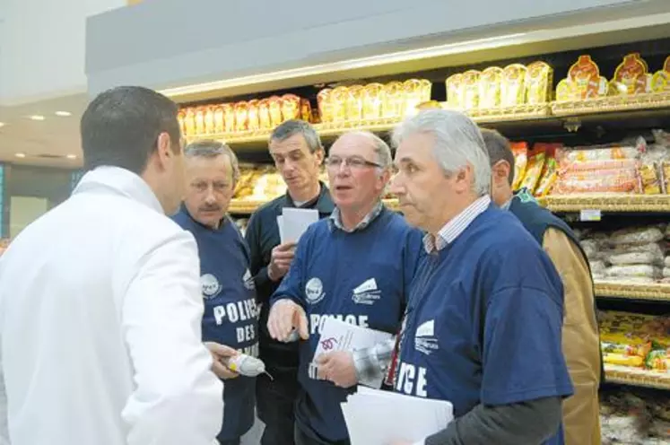 Gilles Brugière, Christian Guy et Alain Robert argumentent leur action auprès d’un responsable de la charcuterie dans une grande surface.