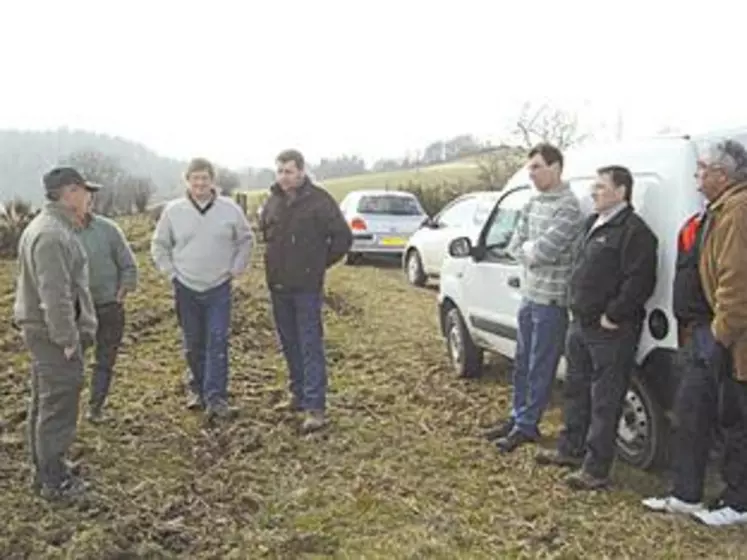 Responsables syndicaux et agriculteurs, face au lieutenant de louveterie.