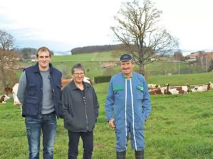 Le Gaec Grégoire à Aveize dans les monts du Lyonnais a accueilli sur son exploitation un groupe
d’éleveurs laitiers lors des journées énergisantes du BTPL.