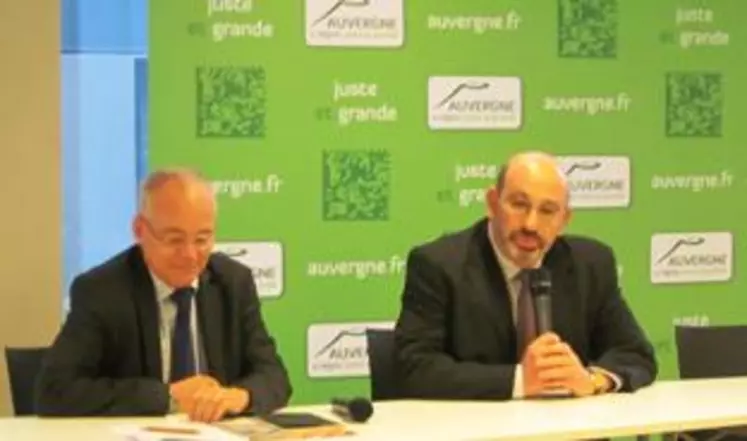 François Houllier, Président Directeur Général de l’Inra, et Alain Bussière, Vice-Président du Conseil régional d’Auvergne, ont signé récemment une convention de partenariat au profit de la recherche agronomique auvergnate.