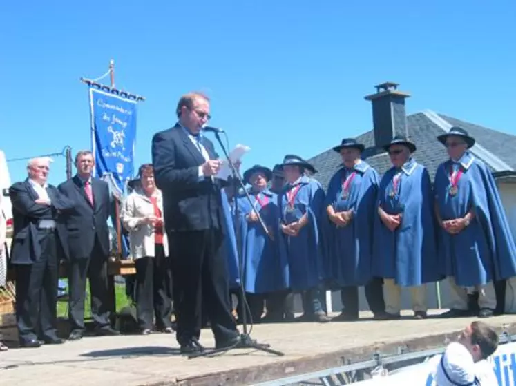 Le maire de St-Genès Champespe, Gérard Vesseyre ; le député Jean-Paul Bacquet ; la sénatrice Michèle André ; les conseillers généraux François Marion et Christophe Serre ont inauguré l’évènement et participé à la remise des prix en présence de la Confrérie des fromages d’Auvergne.