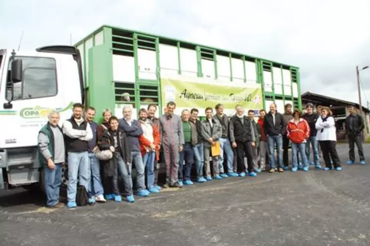 Devant le camion : les responsables de Copagno en compagnie d’éleveurs de la coopérative, d’une partie de l’équipe des salariés de Copagno, des responsables des filières aval, du président de l’Aroa et d’un représentant des races ovines du Massif central.