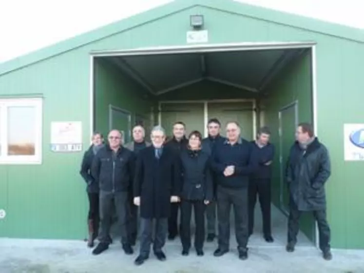 Visite de terrain, entourée des acteurs de la filière et des représentants de l’Etat et de la région.