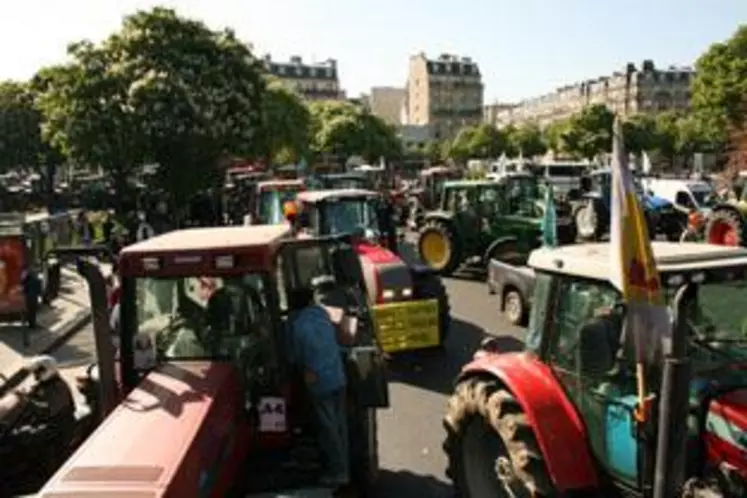Du jamais vu dans les rues de Paris : 1.500 tracteurs ont envahi les allées de la capitale sous les yeux ébahis des parisiens.