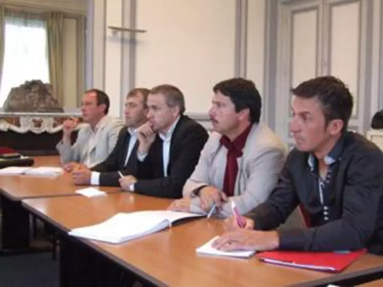 Les membres de la délégation : Christian Peyronny, vice-président de la FNSEA Auvergne, Patrick Benezit, Président de la FRSEA Massif central, Yannick Fialip, secrétaire général FNSEA Auvergne, Pascal Lerousseau, coordonnateur du Berceau des Races à Viande, Florian Bicard, représentant des JA Auvergne.