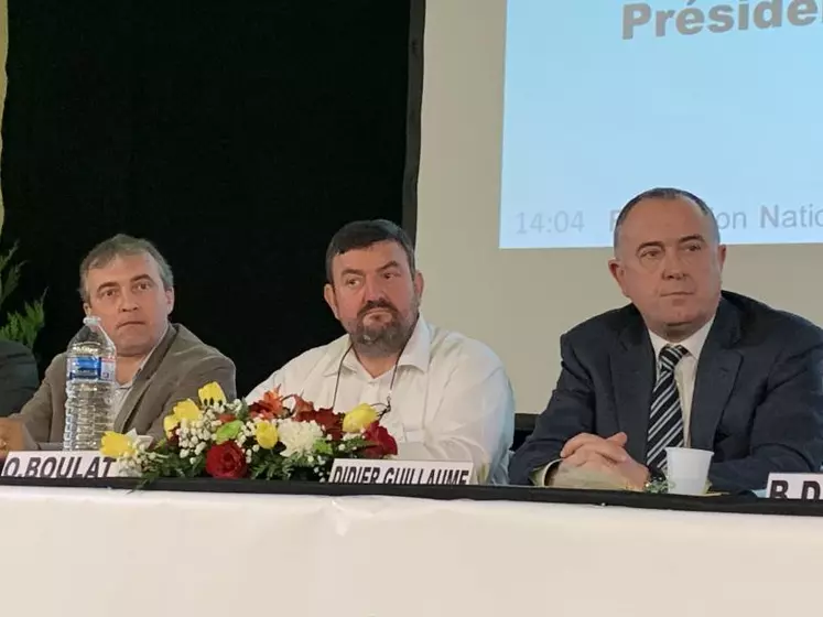 De gauche à droite : Patrick Bénézit, secrétaire général adjoint de la FNSEA, Olivier Boulat, président de la FDSEA de Lozère aux côtés du ministre de l'Agriculture.