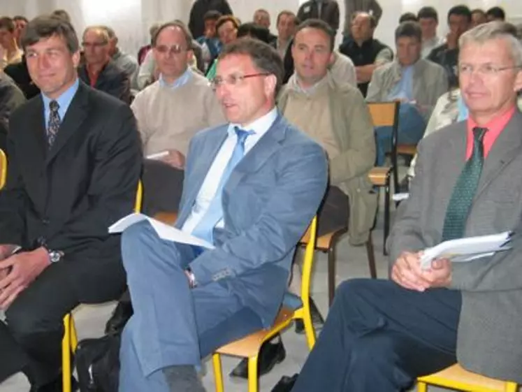 Jérémy Macklin, Eric Guyot et Roland Primat ont participé au débat.