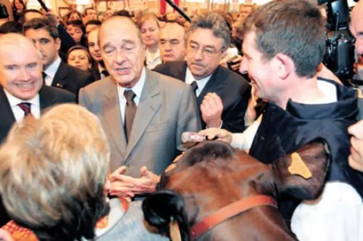 Jacques Chirac a passé un long moment auprès des éleveurs de toutes les races bovines présentes au salon. Caresses aux animaux et félicitations aux éleveurs.