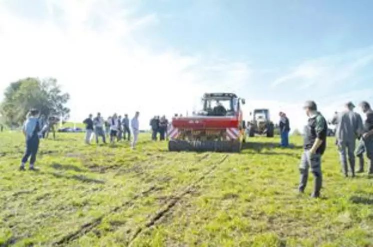 L’utilisation d’un ameublisseur pour briser les galeries peut être envisagée comme un moyen de lutte complémentaire. Complété d’un semoir, il permet dans le même temps de ressemer la prairie. Coûteux, il est conseillé d’acquérir l’outil en Cuma.