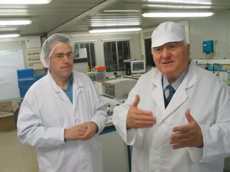 Lionel Chaulet et Pierre Blanchier ont guidé les journalistes dans la visite de la laiterie