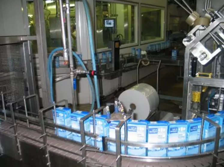 L’atelier “brique” abrite deux nouvelles machines destinées à l’embouteillage du lait UHT