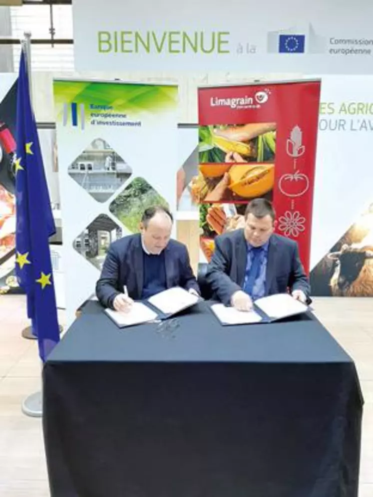 Ambroise Fayolle, Vice-président de la BEI et Sébastien Vidal, Vice-Président de Limagrain ont signé un accord de prêt sur le stand de la BEI au salon de l’agriculture.