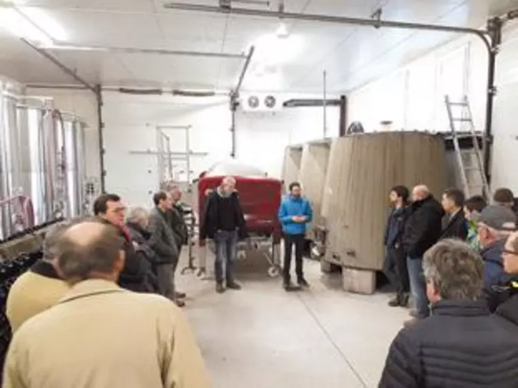 Les participants ont visité plusieurs exploitations dans l’Allier comme ici, au GAEC des Bérioles à Saint-Pourçain où des techniques de biodynamie sont employées.