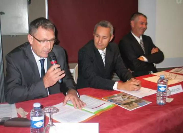 Dominique Giraud, M.Besson et le président Gilles Berthonnèche.