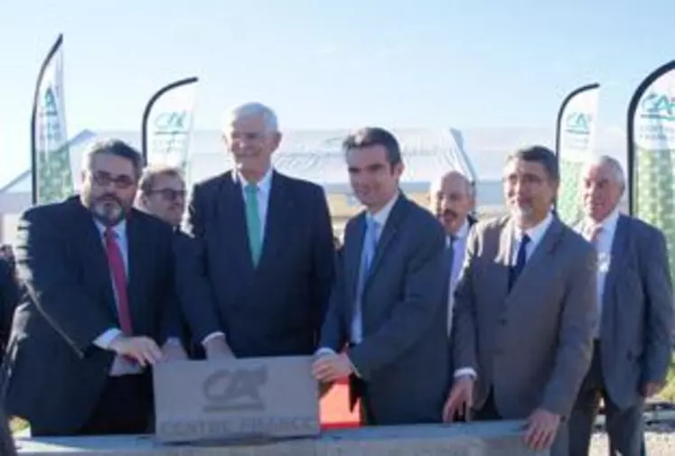 Pose « en équipe » de la 1ère pierre du futur Siège social du Crédit Agricole Centre France: (au premier plan) Olivier Bianchi, Marc Deschamps, Flavien Neuvy, Jean François Giraud et André Janot.