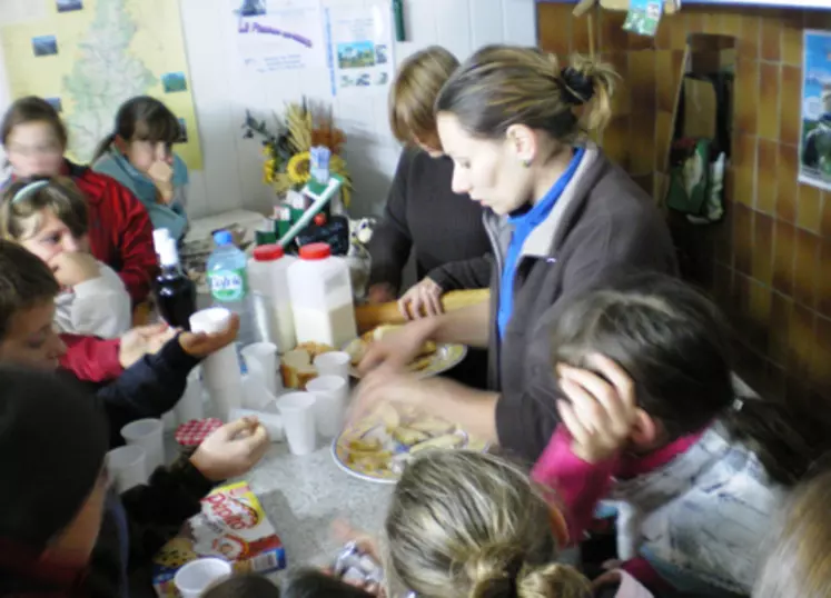 Céline et Cédric Faure, Evelyne et Alain Golfier (Gaec de la Rose des Vents - éleveurs laitiers et producteurs de saint-nectaire fermier) ont reçu les collégiens de Besse.