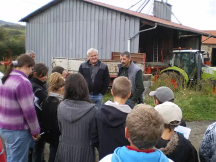 Guy Chauvet et Roland Batisse (céréaliers et éleveurs allaitants) ont reçu les collégiens de Besse.