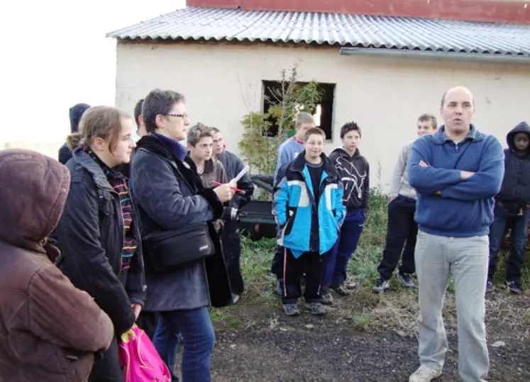 Dominique, Frédérique, Pierre-Jean et Etienne Delherme (Gaec du Donjon) ont reçu les collégiens d’Issoire.