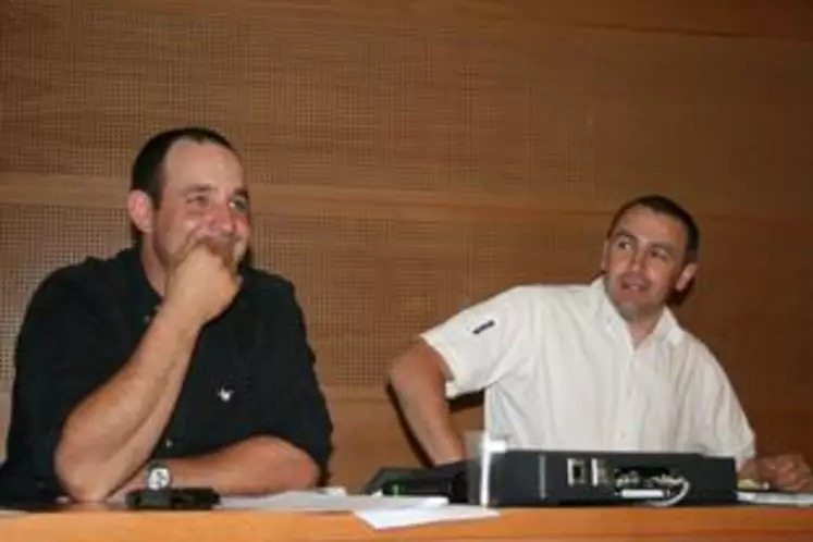 De gauche à droite : Fabien Anglade, président des JA Massif central et Yannick Fialip, président de la section régionale laitière.