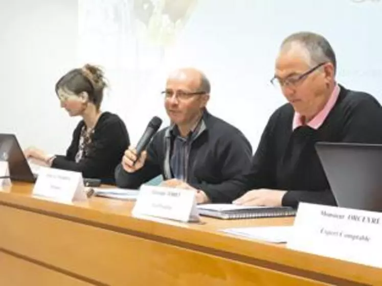 Jean-Luc Tourreix, président du Service de Remplacement du Puy-de-Dôme (au centre) rappelle lors de l’assemblée générale de l’association du 3 mai, qu’il est indispensable de préparer son remplacement.