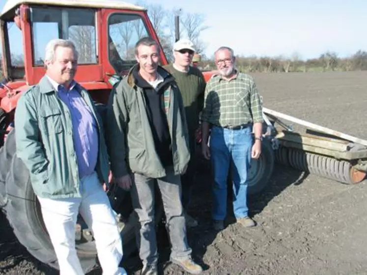 Jean-Claude Delsuc et Jean-Paul Philippon sont ici aux côtés d’Olivier Semonsut, producteur à Gerzat de blé, maïs consommation et betterave sur une surface de 130 ha, dont 6,10 ha consacrés à la betterave. C’est Jean-Yves Merle, agriculteur et entrepreneur de travaux agricoles à Malintrat,  qui a réalisé les semis de variétés « cadillac » et « unique » sur les parcelles d’Olivier.