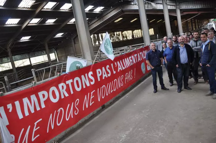 Les éleveurs se sont retrouvés sur l'exploitation du Gaec Herment à Charbonnières-les-Varennes.