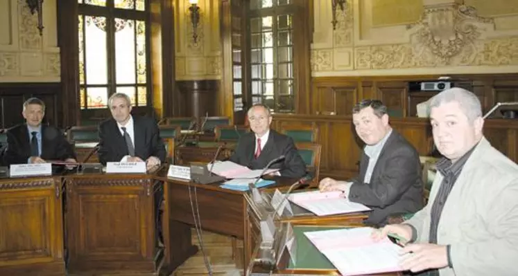 Paul Mourier, préfet du Cantal, Dominique Schmitt, préfet d’Auvergne, Jacques Chazalet, président de la Frsea Massif central et Gérard Chantel, président de la Fédération régionale des coopératives laitières.