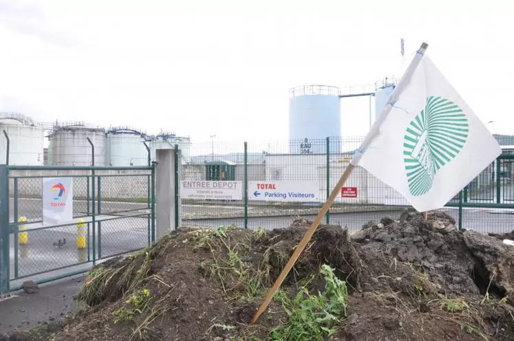 Blocage du dépôt de carburant de Cournon (63).